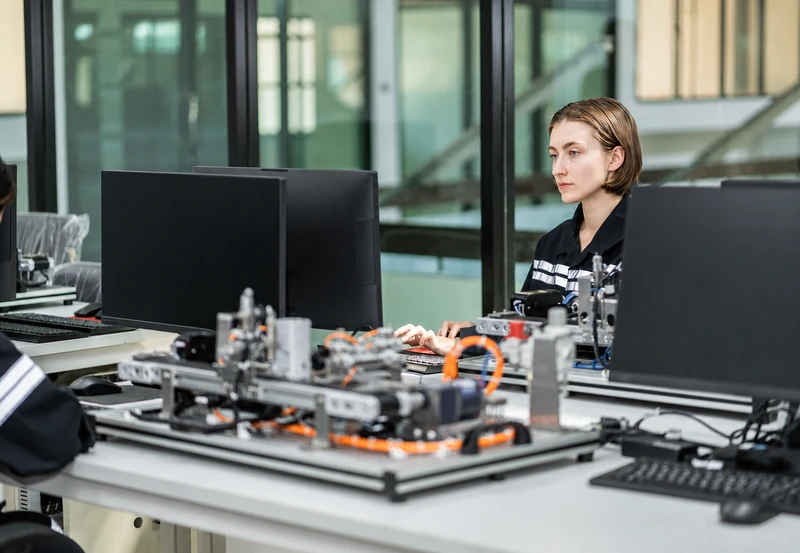 Engineer using computer-based simulation equipment to support virtual commissioning and manufacturing process validation